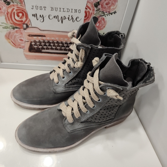🧁NWOB Dolce Vita Aldis Suede Perforated Ankle Combat Boot, Zip Back, Grey, 8.5 - Picture 7 of 16